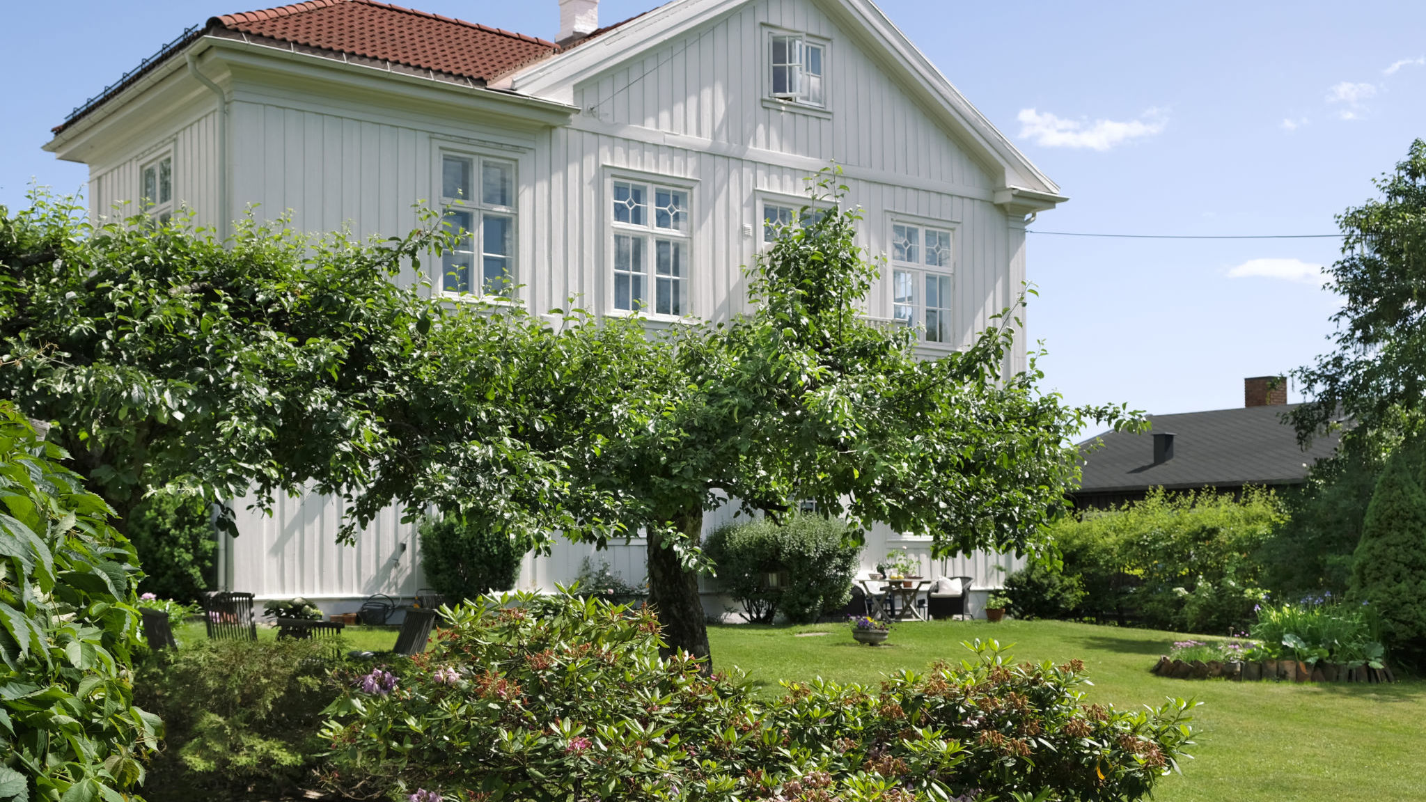 Dette vakre huset er opprinnelig bygget i 1850 og er halvparten av hovedbygningen på Tuengen Gård.