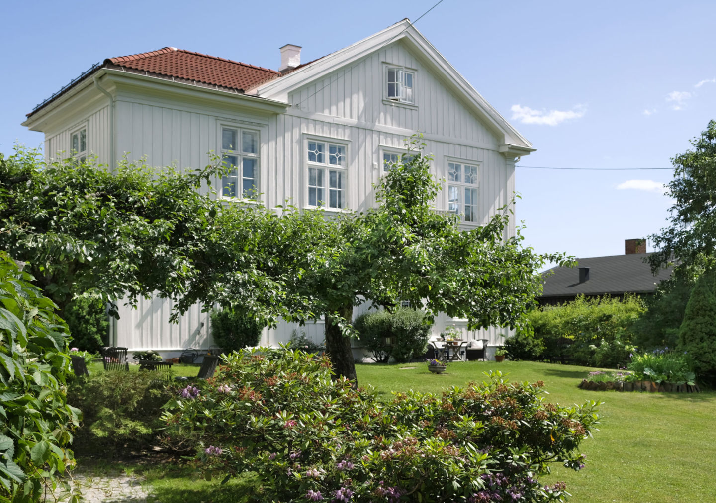 Dette vakre huset er opprinnelig bygget i 1850 og er halvparten av hovedbygningen på Tuengen Gård.