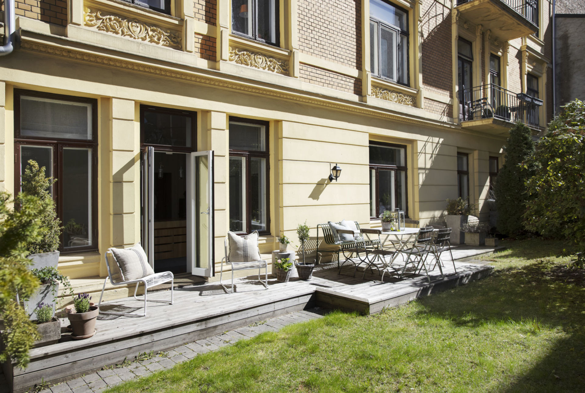 Utenfor leiligheten er det laget en sydvendt markterrasse på ca. 19 kvm