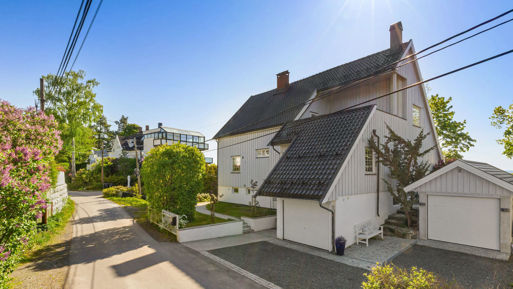 Terrasseveien 12 ligger i en meget barnevennlig og hyggelig liten villavei på Stabekk