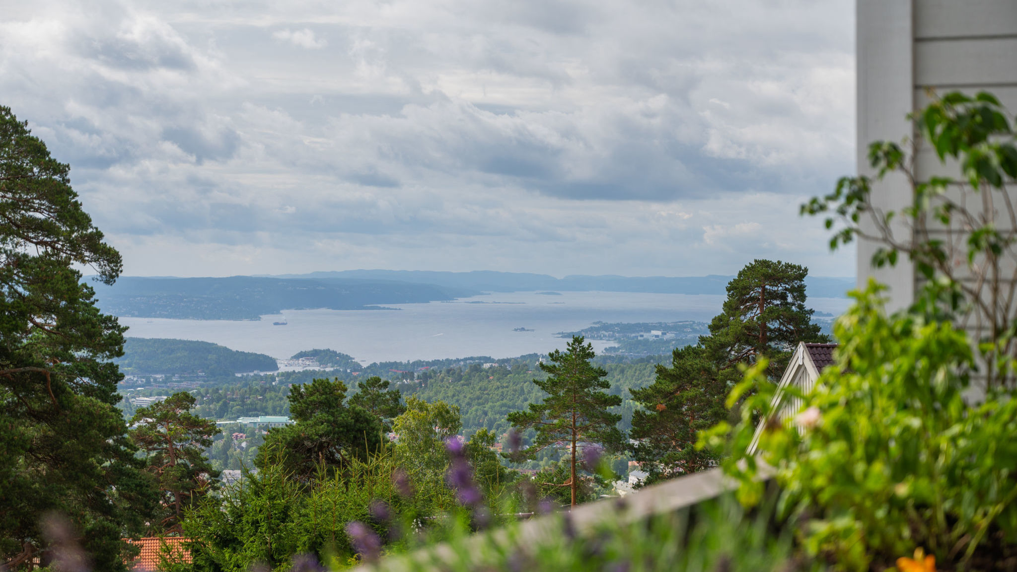 Fantastisk panorama over Oslo hvor man ser fra Nordstrandsplatået i øst via Nesodden og fjorden i syd til Askerlandet i vest.