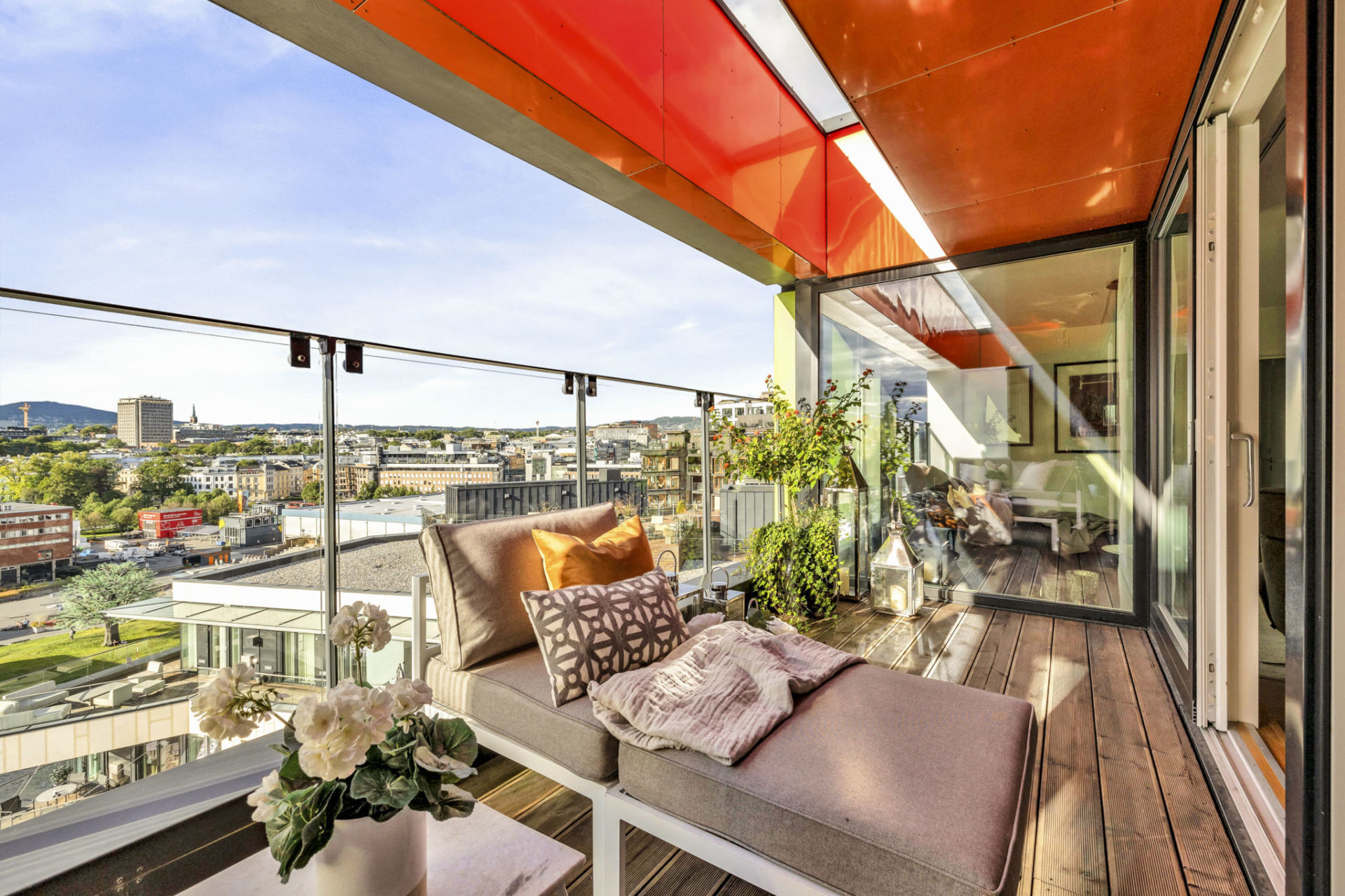 Stor terrasse på 11 m² med kveldssol. Direkte tilgang fra stue og kjøkken. Utelys og strømuttak på terrasse