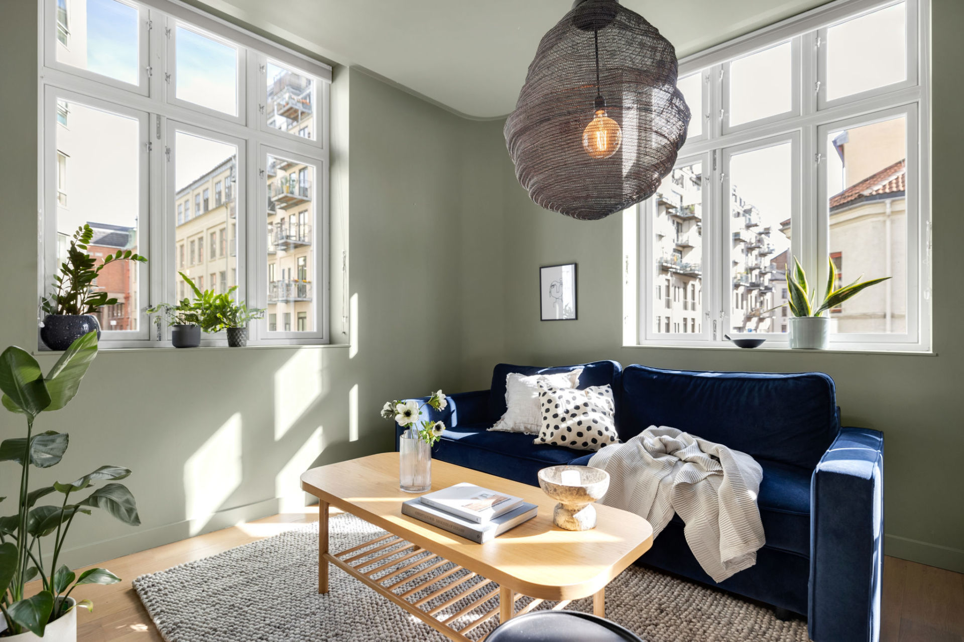 Store vinduer gir godt med naturlig lys og en god romfølelse. Moderne vinduer fra 2014 med 3-lags isolerglass