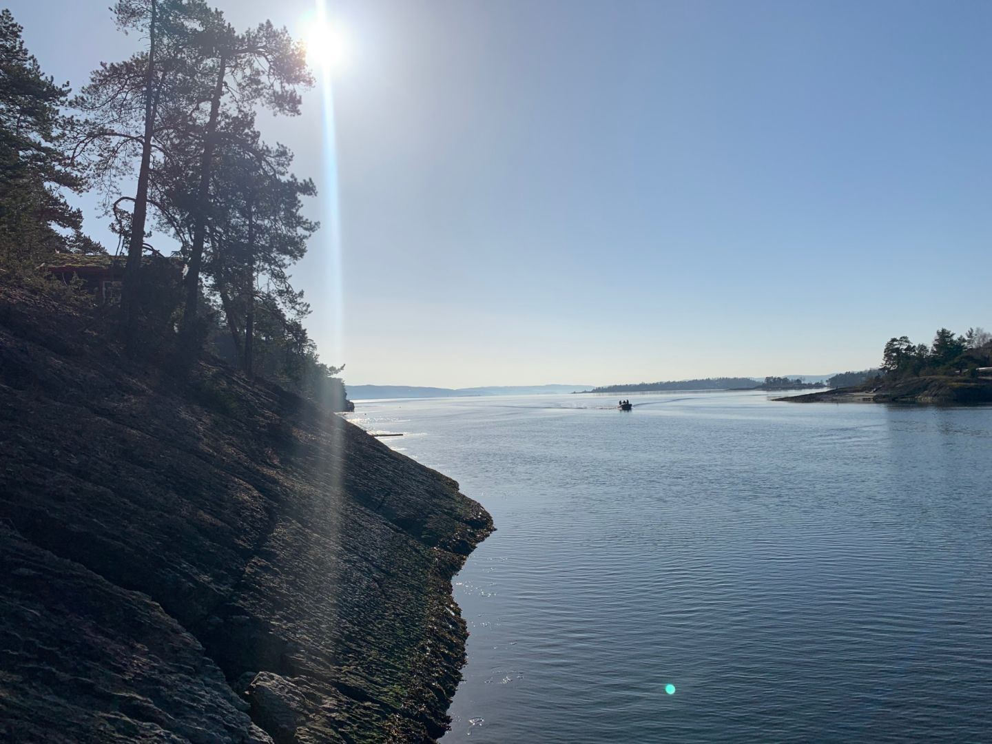 Strandeiendom mot Snarøysundet bestående av 2 separate byggetomter og 1 strandparsell med store bryggearealer.Her utsikt  mot syd.