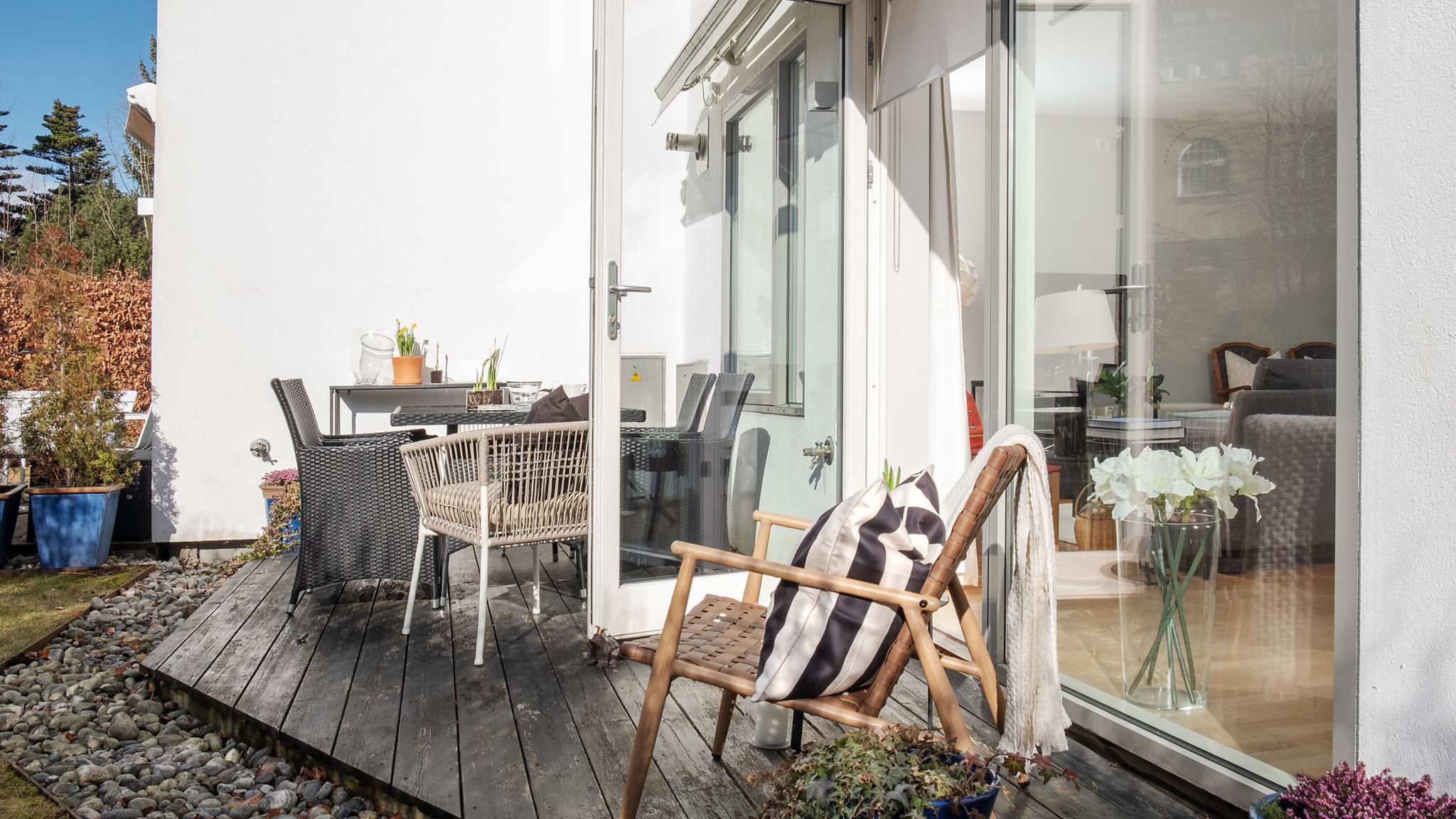 Terrassen har plass til både spisebord, grilll og solstoler.